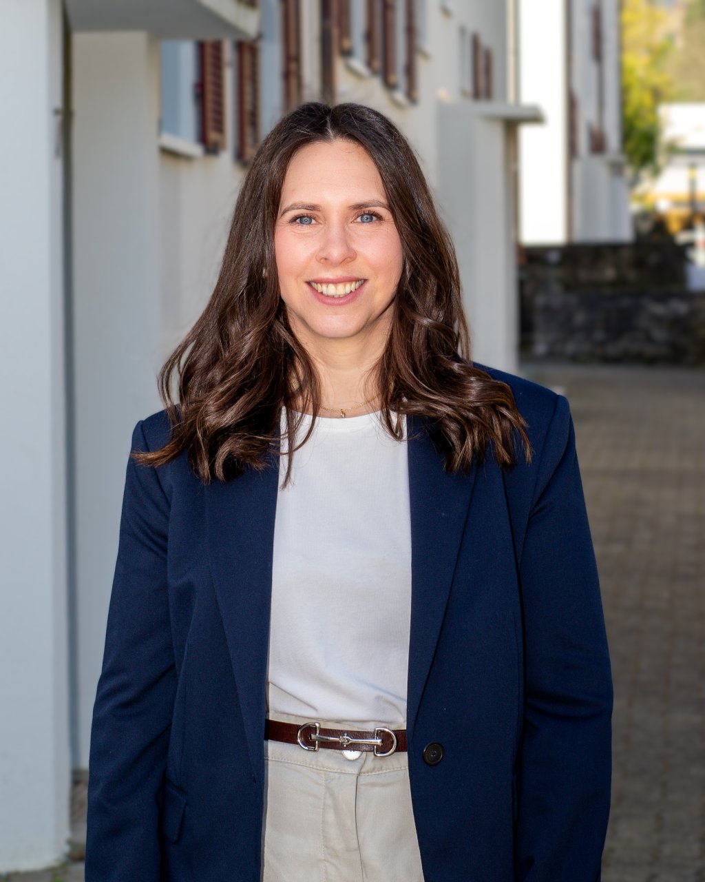 Bild der Präsidentin Annina Hofmann, dunkle Haare, lächelnd
