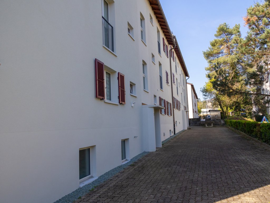Hinteransicht der Liegenschaft, grosszügiger Vorplatz